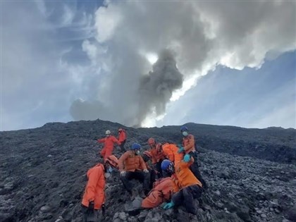 印尼梅拉比火山噴發增至23死 多人灼傷
