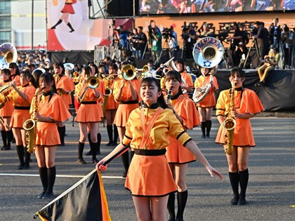 橘色惡魔再訪台加碼演出樂團成名曲 8.5萬人高雄時代大道爭睹[影]