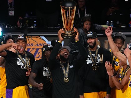 獲選NBA首屆季中錦標賽MVP 詹姆斯：無人能取代[影]