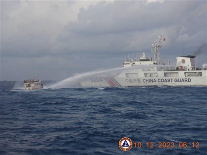 菲律賓控中國海警船撞補給船 發射高壓水柱致引擎受損