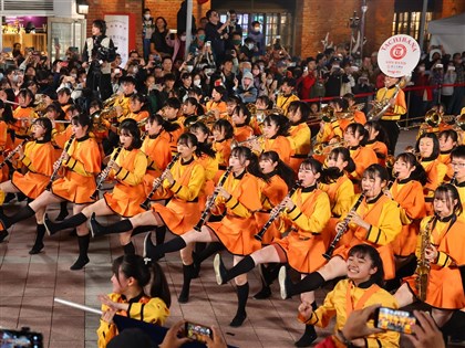 橘色惡魔橘高校快閃席捲西門町 來台首場40分鐘踩街沿路觀眾塞爆【圖輯】