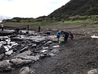 宜蘭頭城海岸出現油污 疑與綠島污染事件有關