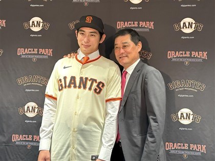 李政厚加盟巨人與父同亮相 有信心跑贏「風之子」