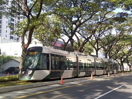 高雄輕軌成圓 8站轉乘串連大眾運輸路網