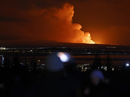 冰島西南部火山噴發染紅夜空 4000居民撤離 