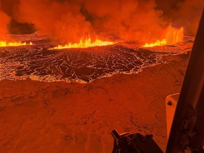 冰島火山噴發裂3.5公里巨縫 首都附近機場起降延誤