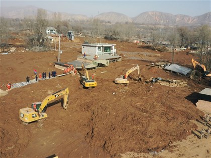 甘肅地震131人罹難 青海土壤液化泥漿覆蓋民宅約20人失聯