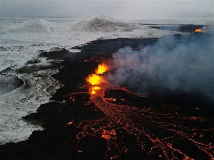冰島火山熔岩偏離城鎮強度減緩 地震可能持續數月
