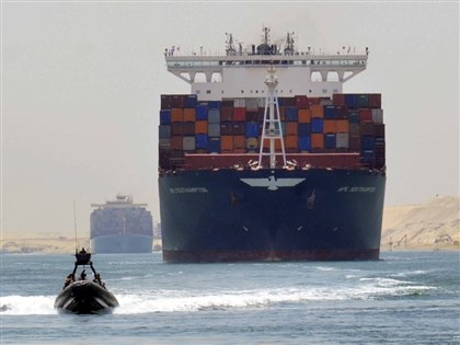 紅海商船頻遇襲促使運費大漲 企業急防貨運中斷