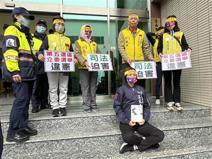 台南立委選舉號次抽籤 王家貞場外靜坐抗議