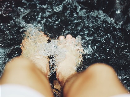 天冷泡腳暖身 水溫勿逾40度、約10分鐘要休息