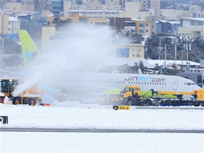 暴風雪影響韓國  濟州機場跑道停運近8小時