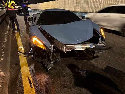 超跑在北市市民高架撞護欄車頭毀 疑因打滑失控