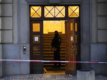 捷克14死校園槍案 記者飆罵「朝我開槍」轉移歹徒注意助人逃脫