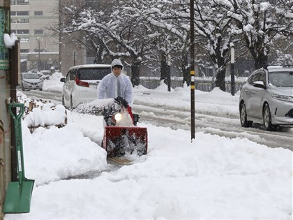 日本九州10年一度災害級大雪 車輛受困雪中事故頻傳