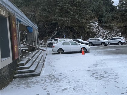 寒流影響合歡山武嶺降冰霰 松雪樓成銀白世界