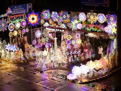 菲律賓耶誕季節全球最長 滿街璀璨燈飾但交通塞爆