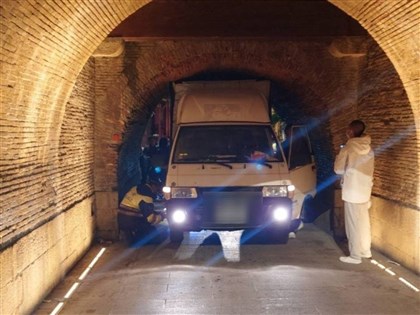 柯文哲宣傳車卡恆春古城西門 涉違文資法將函送屏檢偵辦
