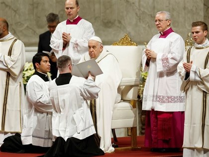 教宗梵蒂岡主持耶誕子夜彌撒 呼籲和平停止衝突