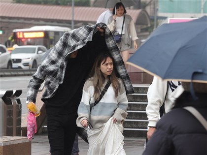 28日水氣增各地有雨 跨年夜冷空氣南下探14度
