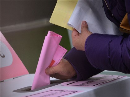 網傳選票有隱形墨水 中選會闢謠：勿聽信轉傳