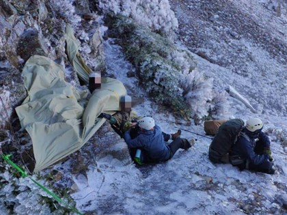 登山隊未帶雪地裝備受困玉山求援 玉管處指無法可罰