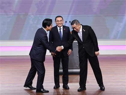 辯論會交鋒憲法、國家定位 賴柯質疑中國介選助侯