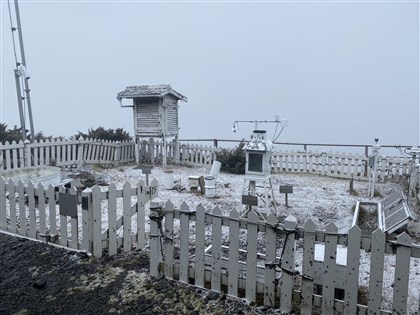 玉山北峰飄雪1小時 上午最低溫零下1.6度