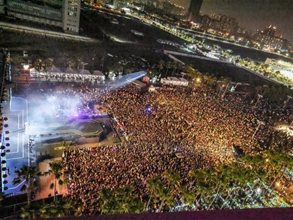 高雄跨年晚會推擠事件 警澄清無人持刀：民眾口角拿出原子筆