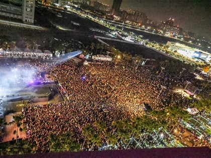 高雄跨年晚會推擠烏龍 警帶回持原子筆滋事男子