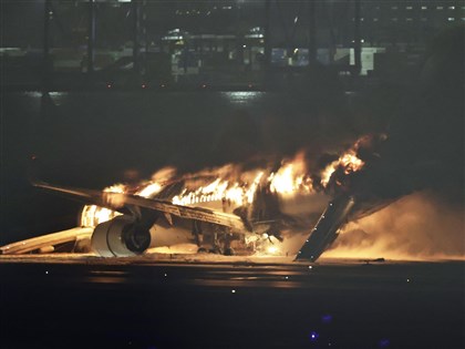 羽田機場飛機擦撞起火 日航379人脫困、海上保安廳5死【更新】