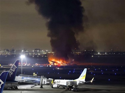 羽田機場飛機擦撞起火關閉 華航松山往返班機延後起飛