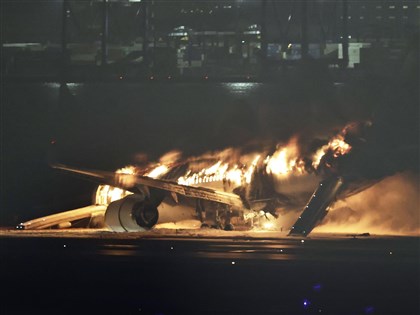 早安世界》羽田機場飛機擦撞起火 日航379人脫困、海上保安廳5死