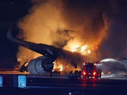 日航班機陷火球379人全脫困 紐時形容奇蹟指乘客機組員合作無間[影]