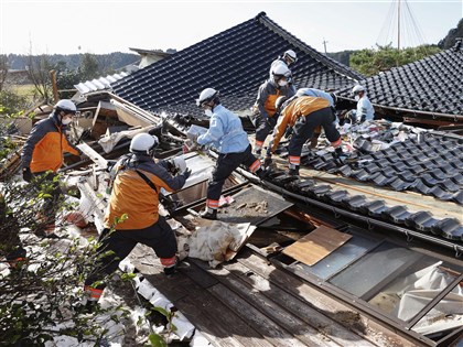 日本強震黃金72小時後 80多歲婦人在倒塌民宅獲救