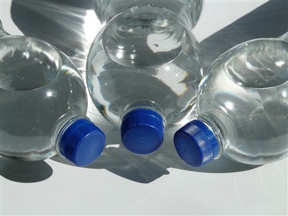 瓶裝水含塑膠微粒比預估多100倍 新研究檢出每公升24萬顆