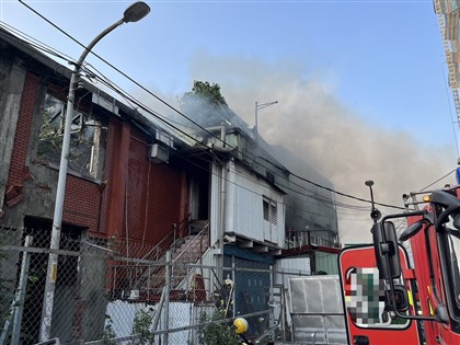 新北板橋鐵皮屋火警撲滅無傷亡 竄大量濃煙擴散至新莊