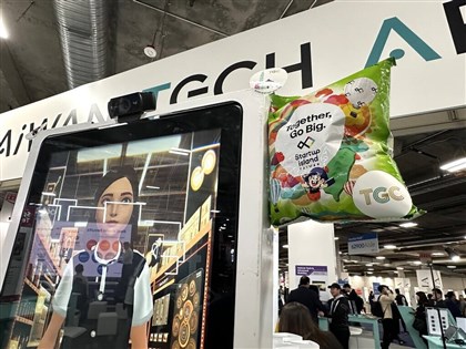 綠色乖乖現身CES展 包裝印有「新創島嶼台灣」保庇AI機器人