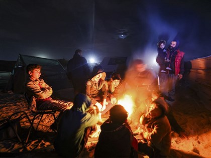 加薩人窩臨時帳篷避難 買不起木柴燒塑膠取暖