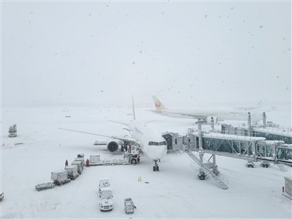 日本北海道大雪打亂陸空交通 180人被迫機場過夜