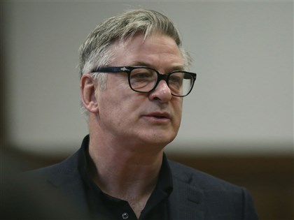 亞歷鮑德溫拍片開槍致攝影指導死亡 過失殺人罪起訴