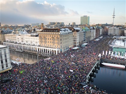 德國極右翼政黨密謀驅逐移民 上百城市140萬人週末上街抗議[影]
