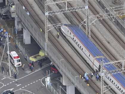 日本新幹線列車停電卡高架軌道 359名乘客徒步疏散到地面[影]