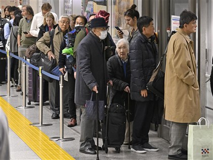 日本3條新幹線因停電大規模停駛 東京月台擠滿候車乘客