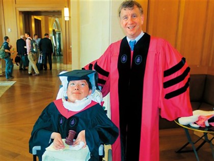 陳俊翰罹罕病爬不起站不了 哈佛畢業當律師盼為身障者爭取權益