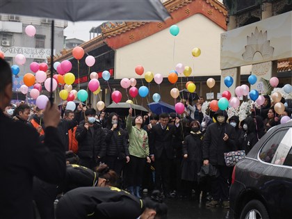 新北校園命案被害學生出殯 家屬聲明殺人償命、速審重判