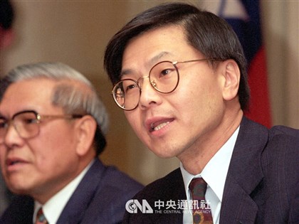 開箱老照片》台裔愛滋病專家何大一獲頒華光獎章