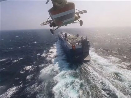 葉門叛軍發射飛彈攻擊英國油輪 船身起火燃燒