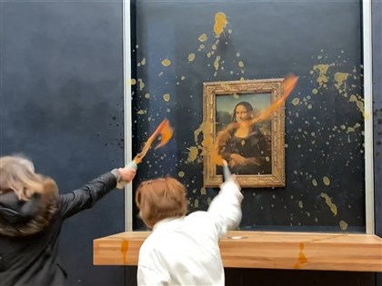 巴黎羅浮宮蒙娜麗莎畫像又遇襲 遭抗議人士潑湯汁 