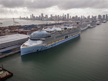 全球最大郵輪海洋標誌號首航 內有7座泳池可載近1萬人